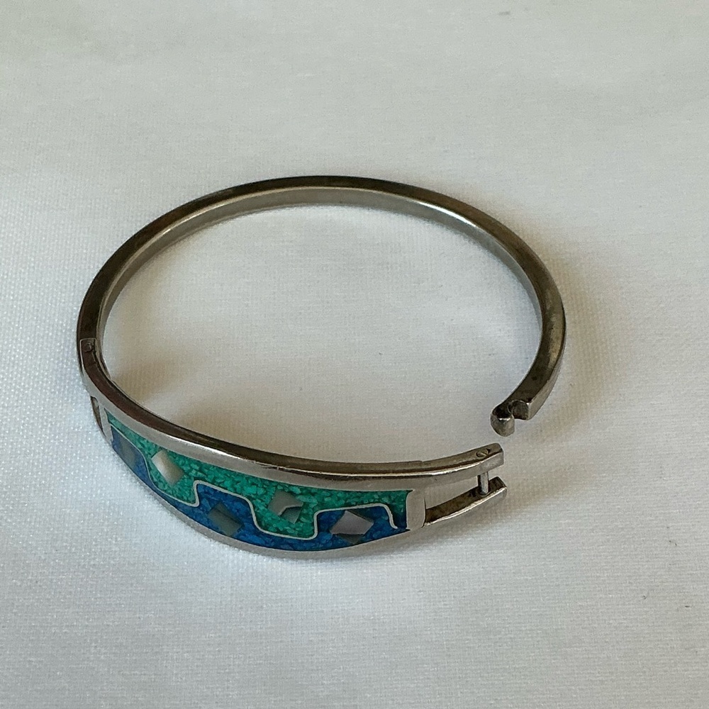 Taxco Sterling Silver Bracelet with Mother of Pearl and Crushed Malachite Inlay - Picture 4 of 8